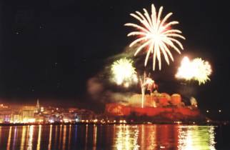 Feuerwerk ber der Zitadelle von Calvi