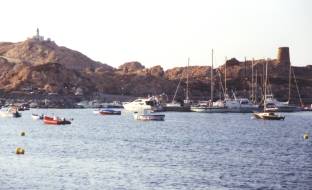 Blick auf den Hafen und die Isula Rosso